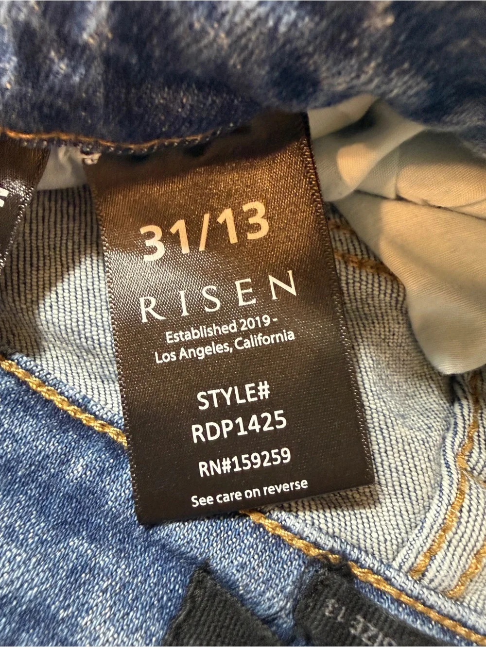Women’s Cropped Frayed Hem Jeans in Blue